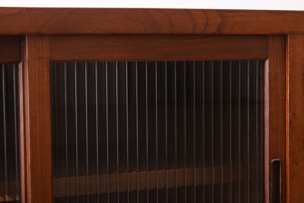 レトロ家具　古い木製のレトロな収納棚(モールガラス入り)