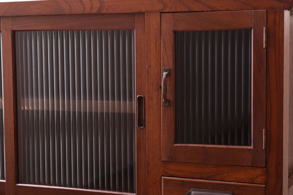 レトロ家具　古い木製のレトロな収納棚(モールガラス入り)