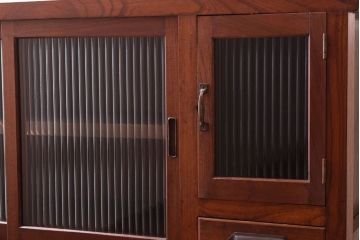 レトロ家具　古い木製のレトロな収納棚(モールガラス入り)