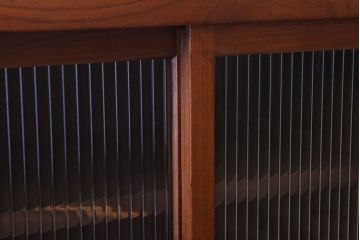 レトロ家具　古い木製のレトロな収納棚(モールガラス入り)