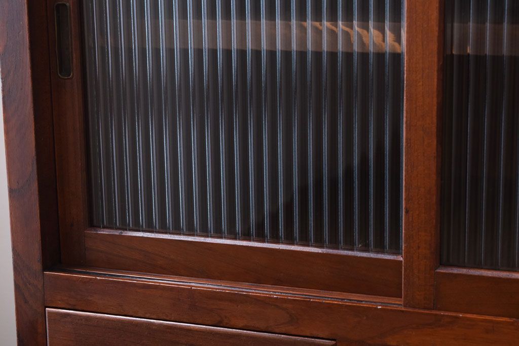 レトロ家具　古い木製のレトロな収納棚(モールガラス入り)