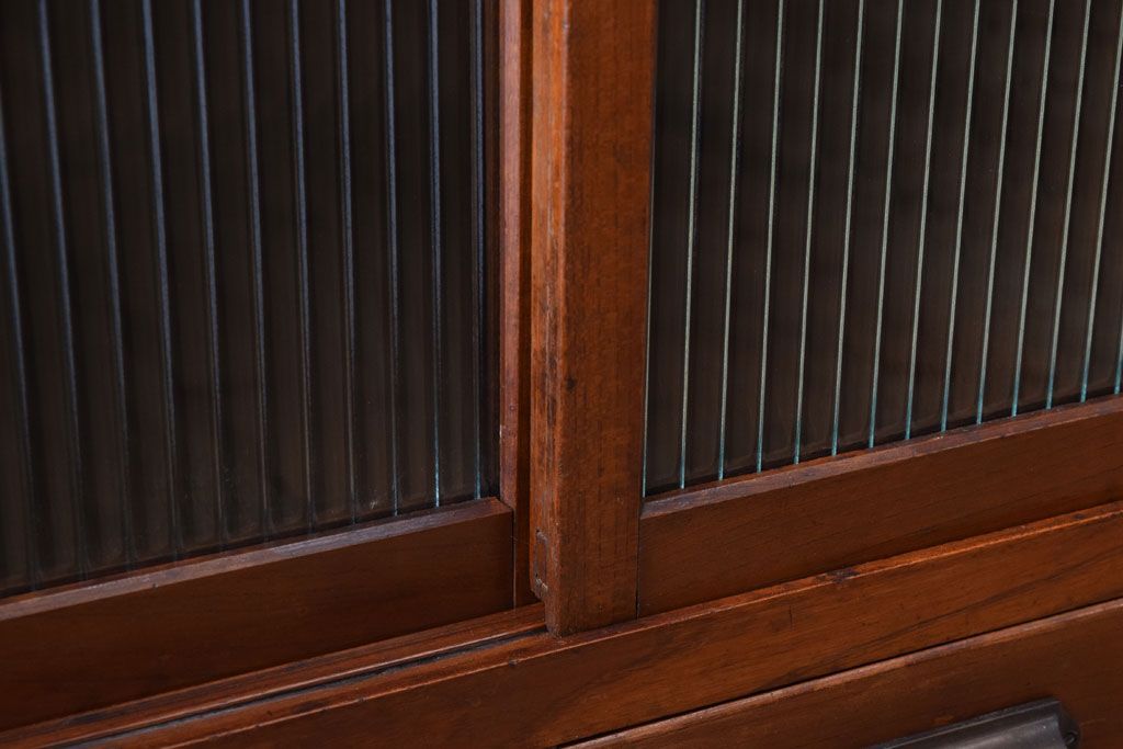 レトロ家具　古い木製のレトロな収納棚(モールガラス入り)