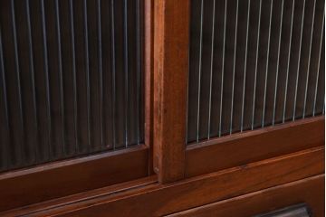 レトロ家具　古い木製のレトロな収納棚(モールガラス入り)