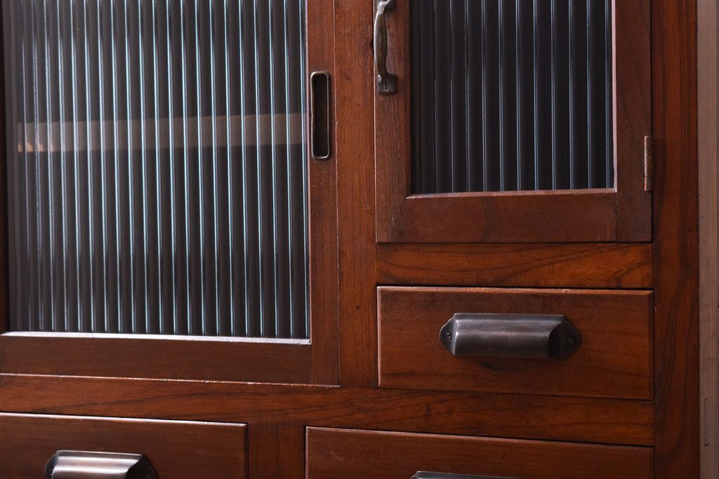 レトロ家具　古い木製のレトロな収納棚(モールガラス入り)