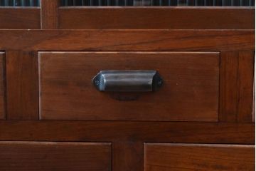 レトロ家具　古い木製のレトロな収納棚(モールガラス入り)