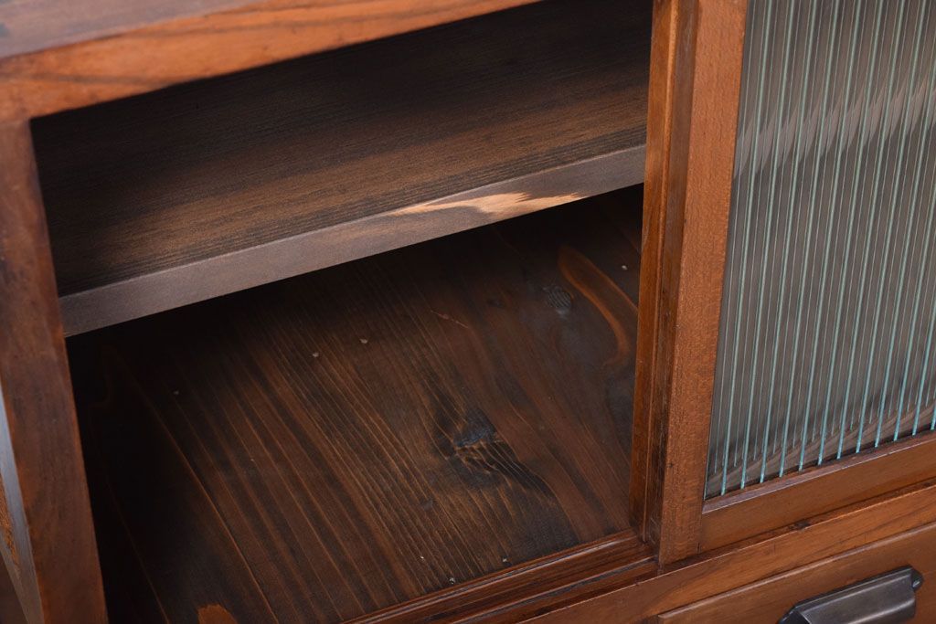 レトロ家具　古い木製のレトロな収納棚(モールガラス入り)