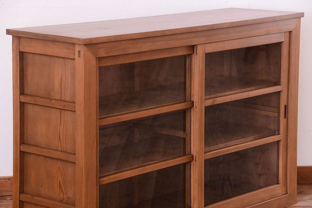 アンティーク家具　古い木製の和風な木味アンティークサイドキャビネット(水屋箪笥・収納棚)(1)