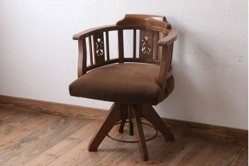 アンティーク家具　アーム付きのシックなアンティーク回転椅子(ドクターチェア)(2)