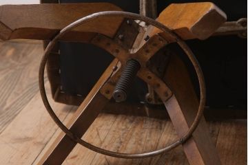 アンティーク家具　アーム付きのシックなアンティーク回転椅子(ドクターチェア)(2)
