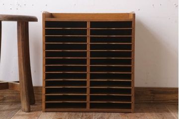 レトロ家具　昭和レトロ　古い木製の小ぶりなアンティーク縦型書類棚(カルテケース)(2)