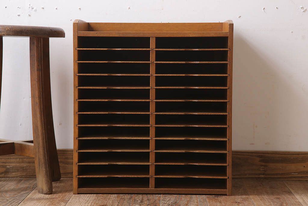 レトロ家具　昭和レトロ　古い木製の小ぶりなアンティーク縦型書類棚(カルテケース)(2)