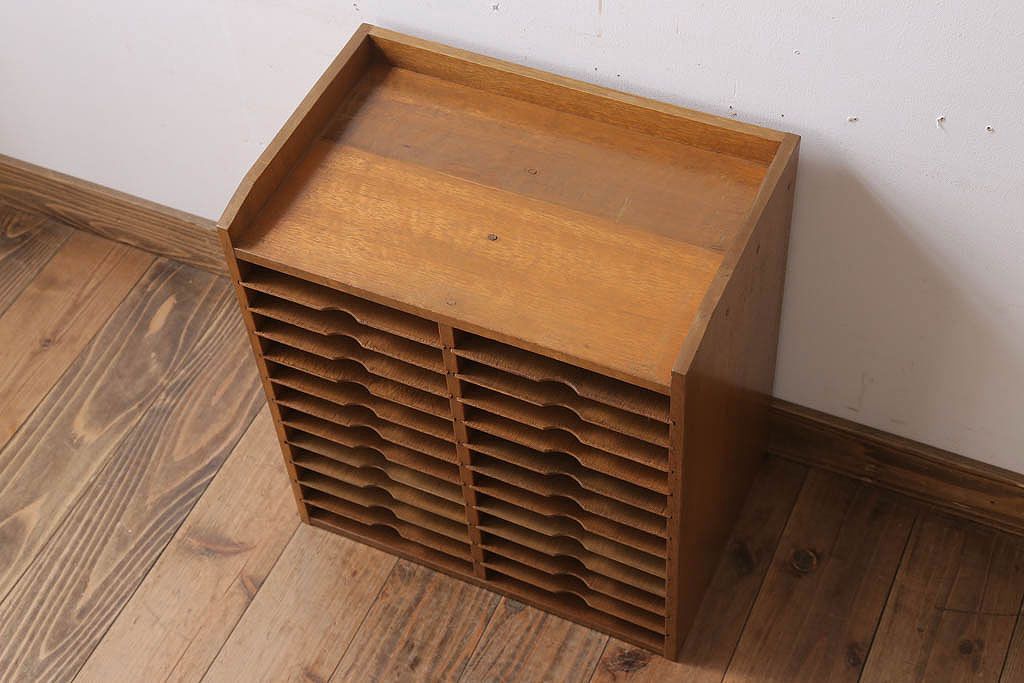 レトロ家具　昭和レトロ　古い木製の小ぶりなアンティーク縦型書類棚(カルテケース)(2)