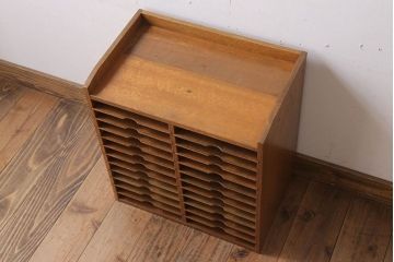 レトロ家具　昭和レトロ　古い木製の小ぶりなアンティーク縦型書類棚(カルテケース)(2)