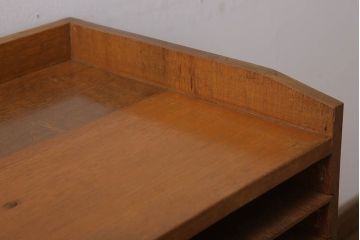 レトロ家具　昭和レトロ　古い木製の小ぶりなアンティーク縦型書類棚(カルテケース)(2)