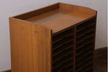 レトロ家具　昭和レトロ　古い木製の小ぶりなアンティーク縦型書類棚(カルテケース)(2)