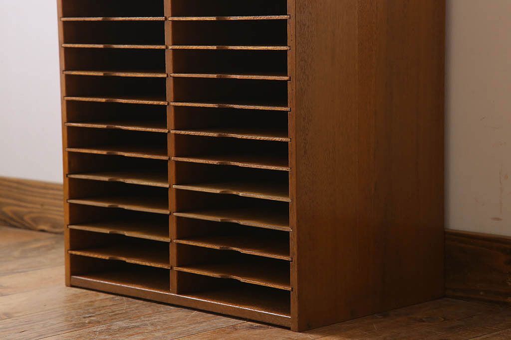 レトロ家具　昭和レトロ　古い木製の小ぶりなアンティーク縦型書類棚(カルテケース)(2)