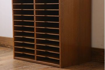 レトロ家具　昭和レトロ　古い木製の小ぶりなアンティーク縦型書類棚(カルテケース)(2)