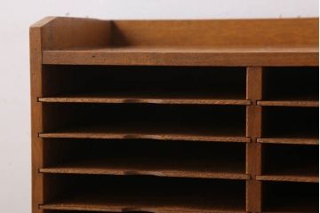 レトロ家具　昭和レトロ　古い木製の小ぶりなアンティーク縦型書類棚(カルテケース)(2)