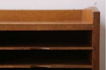 レトロ家具　昭和レトロ　古い木製の小ぶりなアンティーク縦型書類棚(カルテケース)(2)