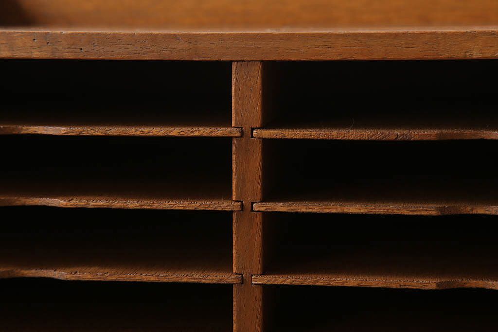 レトロ家具　昭和レトロ　古い木製の小ぶりなアンティーク縦型書類棚(カルテケース)(2)