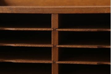 レトロ家具　昭和レトロ　古い木製の小ぶりなアンティーク縦型書類棚(カルテケース)(2)