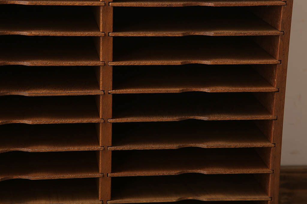 レトロ家具　昭和レトロ　古い木製の小ぶりなアンティーク縦型書類棚(カルテケース)(2)