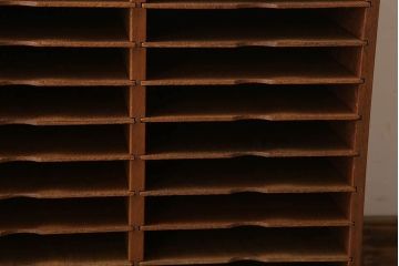 レトロ家具　昭和レトロ　古い木製の小ぶりなアンティーク縦型書類棚(カルテケース)(2)