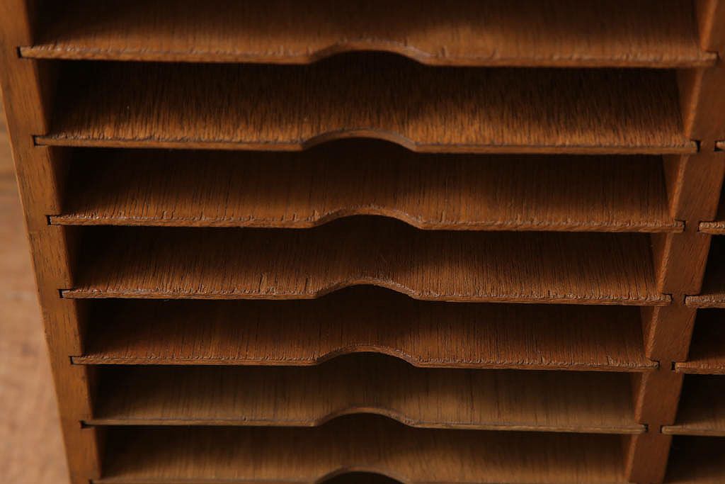 レトロ家具　昭和レトロ　古い木製の小ぶりなアンティーク縦型書類棚(カルテケース)(2)