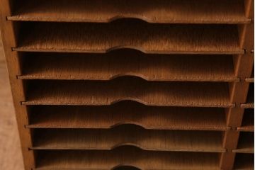 レトロ家具　昭和レトロ　古い木製の小ぶりなアンティーク縦型書類棚(カルテケース)(2)