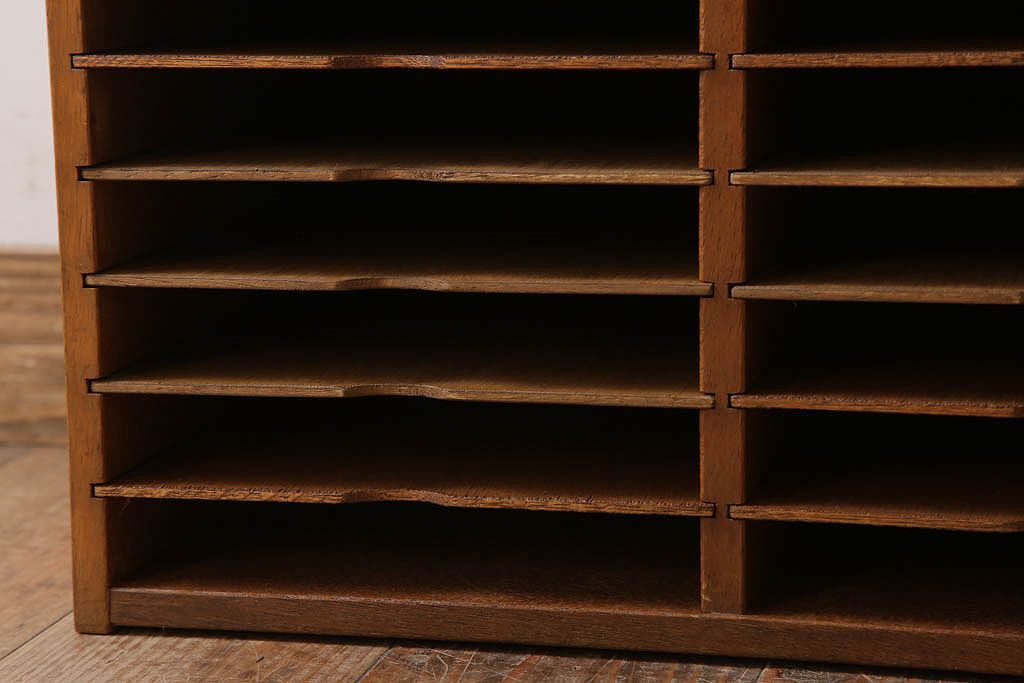 レトロ家具　昭和レトロ　古い木製の小ぶりなアンティーク縦型書類棚(カルテケース)(2)