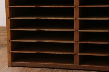 レトロ家具　昭和レトロ　古い木製の小ぶりなアンティーク縦型書類棚(カルテケース)(2)