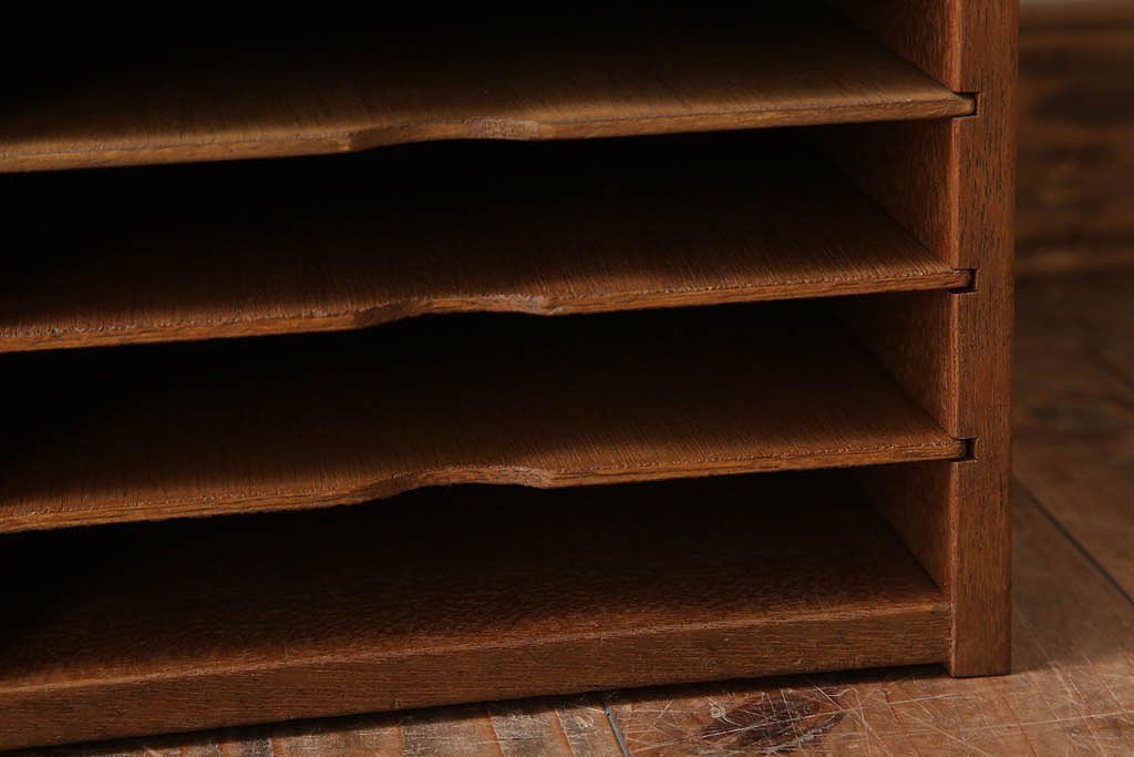 レトロ家具　昭和レトロ　古い木製の小ぶりなアンティーク縦型書類棚(カルテケース)(2)