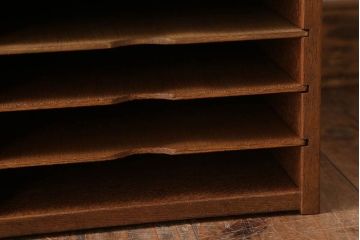 レトロ家具　昭和レトロ　古い木製の小ぶりなアンティーク縦型書類棚(カルテケース)(2)