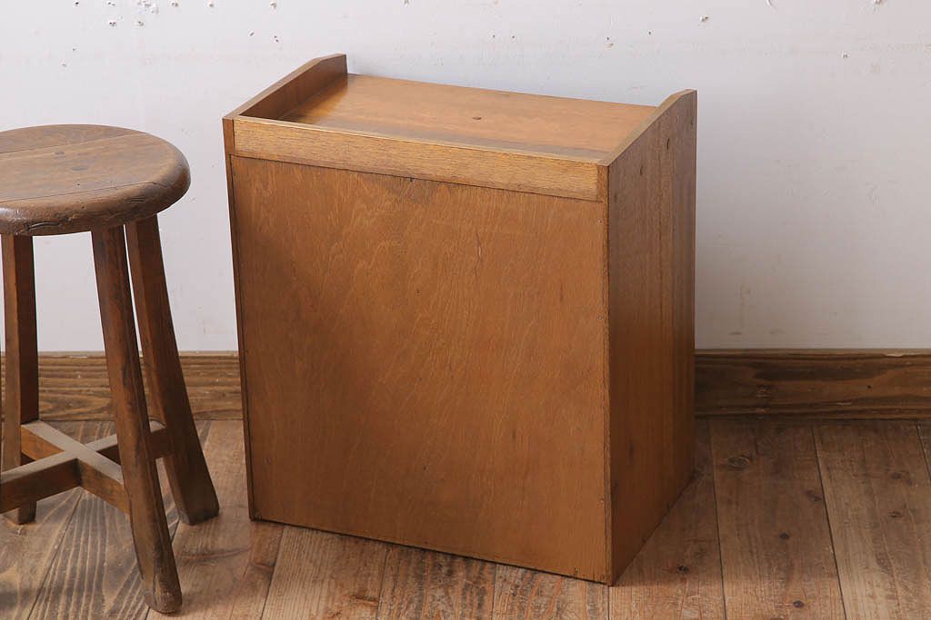 レトロ家具　昭和レトロ　古い木製の小ぶりなアンティーク縦型書類棚(カルテケース)(2)