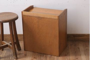 レトロ家具　昭和レトロ　古い木製の小ぶりなアンティーク縦型書類棚(カルテケース)(2)