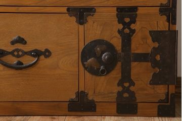 アンティーク家具　前面欅材　古民具・骨董　二段重ね時代箪笥(衣装箪笥)