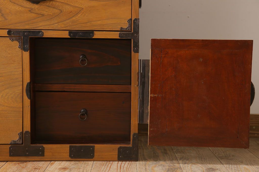 アンティーク家具　前面欅材　古民具・骨董　二段重ね時代箪笥(衣装箪笥)