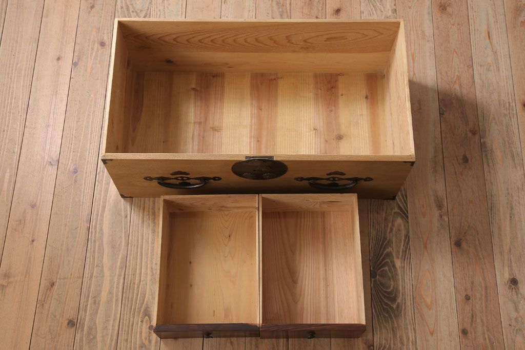 アンティーク家具　前面欅材　古民具・骨董　二段重ね時代箪笥(衣装箪笥)