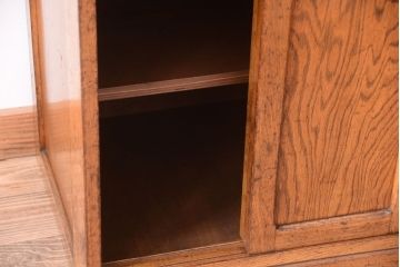 レトロ家具　モールガラス入り!昭和レトロ　小ぶりでかわいいナラ材製食器棚(収納棚)