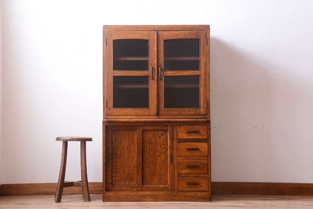 レトロ家具　モールガラス入り!昭和レトロ　小ぶりでかわいいナラ材製食器棚(収納棚)