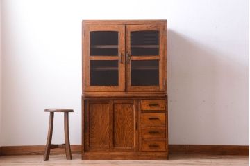 レトロ家具　モールガラス入り!昭和レトロ　小ぶりでかわいいナラ材製食器棚(収納棚)