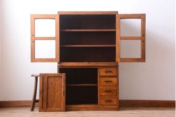 レトロ家具　モールガラス入り!昭和レトロ　小ぶりでかわいいナラ材製食器棚(収納棚)