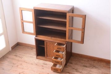 レトロ家具　モールガラス入り!昭和レトロ　小ぶりでかわいいナラ材製食器棚(収納棚)