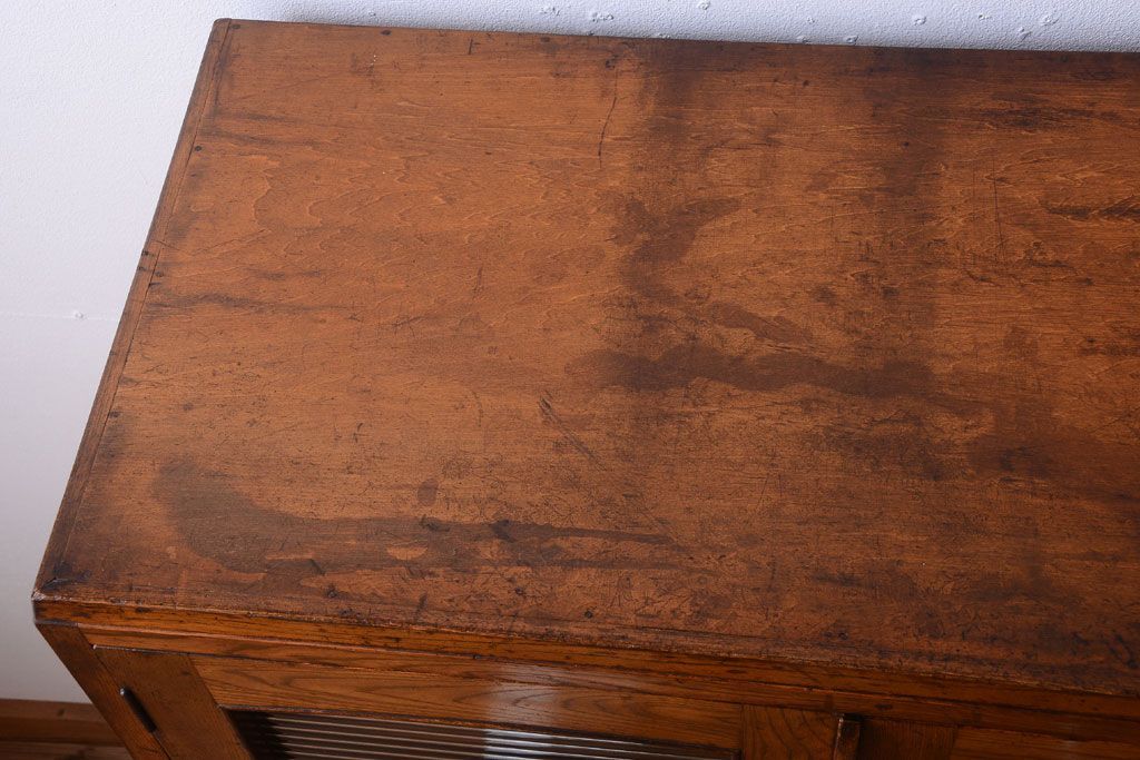 レトロ家具　モールガラス入り!昭和レトロ　小ぶりでかわいいナラ材製食器棚(収納棚)