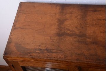 レトロ家具　モールガラス入り!昭和レトロ　小ぶりでかわいいナラ材製食器棚(収納棚)