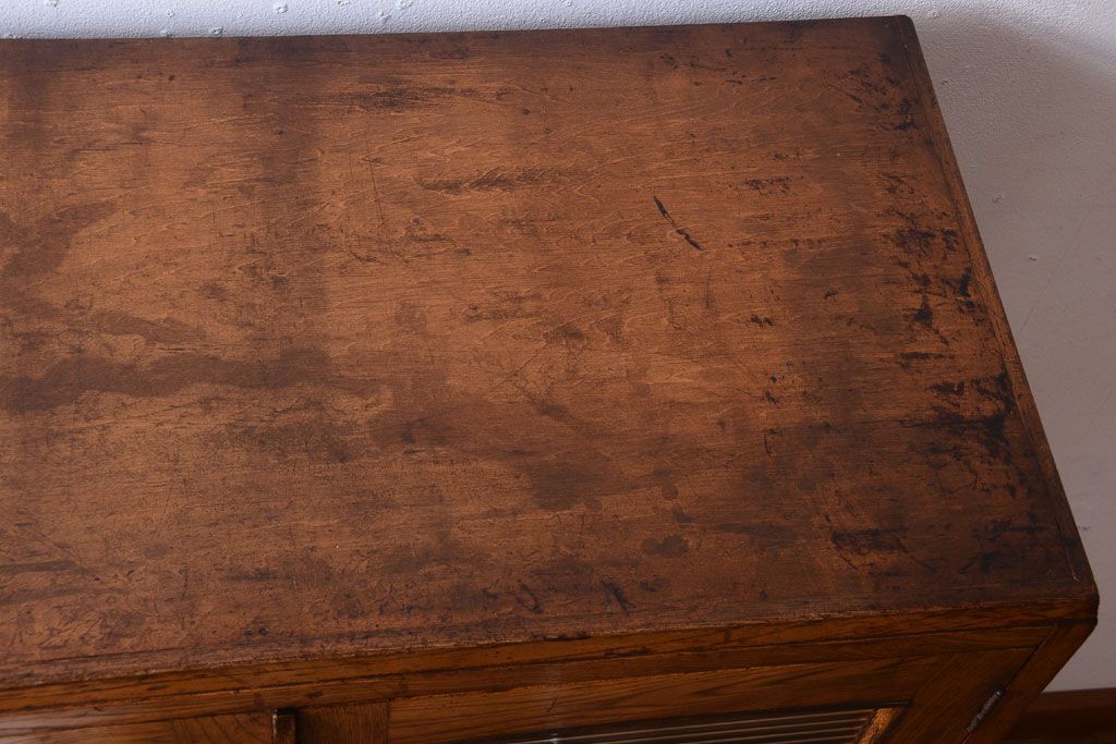 レトロ家具　モールガラス入り!昭和レトロ　小ぶりでかわいいナラ材製食器棚(収納棚)