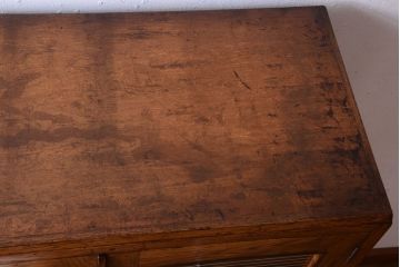 レトロ家具　モールガラス入り!昭和レトロ　小ぶりでかわいいナラ材製食器棚(収納棚)