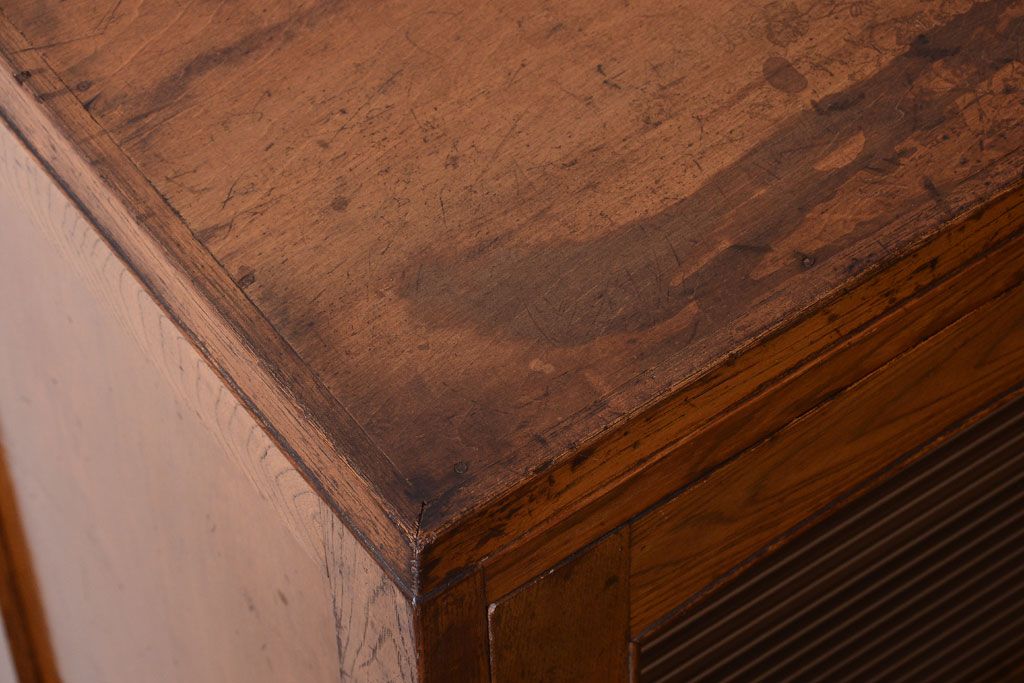 レトロ家具　モールガラス入り!昭和レトロ　小ぶりでかわいいナラ材製食器棚(収納棚)