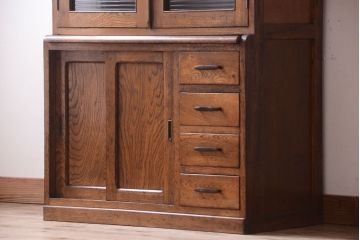 レトロ家具　モールガラス入り!昭和レトロ　小ぶりでかわいいナラ材製食器棚(収納棚)