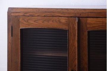 レトロ家具　モールガラス入り!昭和レトロ　小ぶりでかわいいナラ材製食器棚(収納棚)